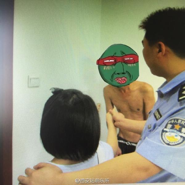 半裸男猥亵女童被拘 警方配图称其“变态”获赞