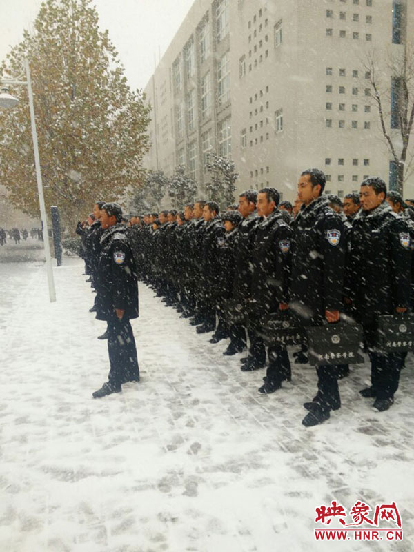 映象网快讯（记者 骆琼 文/图）昨天，受冷空气影响，郑州迎来了入冬以来的首场暴雪天气。在这样的天气下，河南警察学院的数十名学员们却在雪地里进行训练，他们有的人更是脱掉了上衣在大雪中做俯卧撑来磨练自己的意志。