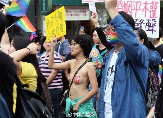 台湾女老师真空上街 挺同性婚姻合法化(图).jpg