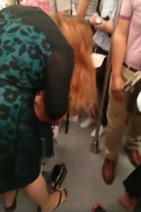 南京地铁上一初中学生遭殴打 疑因书包蹭到女子