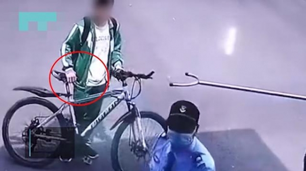 广东一男学生因未佩戴校章，进学校被阻拦，掏刀猛刺保安