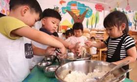 东海县第二幼儿园：幼儿吃上“自助餐” 