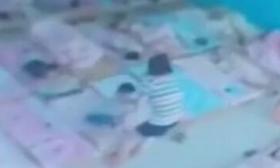 河北沧州一幼儿园教师拎起两不午睡幼儿扔地上