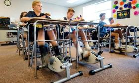 美国教师为防学生开小差课桌下安装自行车脚踏板