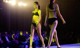 济南超模大赛 女大学生穿泳装秀身材