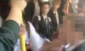 英国一女生校车内被同龄学生辱骂 奋起反驳遭毒打