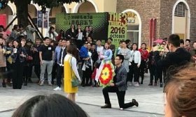 重庆大学城熙街一男子拿花圈求婚 女孩果断拒绝