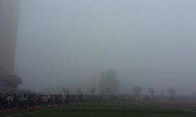 河南一学校要求学生雾霾天晨跑:空气虽差但不影响