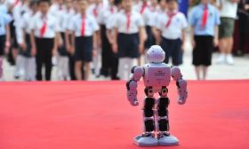 当教育迎面撞上AI，机器人教出一批“机器人”？