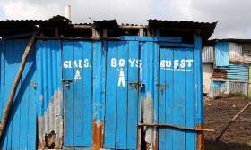 南非校长强迫11岁男孩在坑厕里寻找手机 已被停职