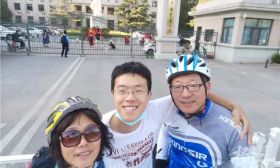 中国农大4966名学生毕业，有毕业生父母骑行1459公里来京