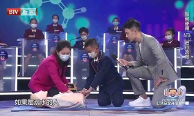 北京中小学生齐上公共安全第一课，学生现场体验AED设备使用