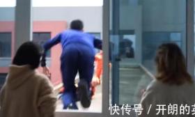 重庆一女大学生伪造假条逃课，识破后险跳楼，辅导员被网友质疑