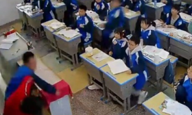 湖南一中学生突然冲上讲台殴打女老师，网信：此事正在处理中
