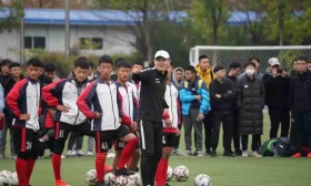 前国足队员孙继海任重庆大学足球队荣誉总教练，将不定期到校指导