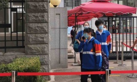 高考首日结束，北京考生完成核酸检测有序走出考点