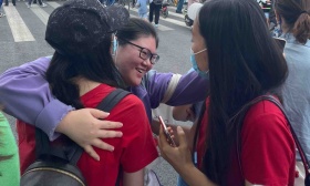 北京高考首日落幕，家长拥抱迎接考生：“不提考试，就是鼓励！”