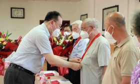 北京教育系统举行主题党日活动，5名老党员代表荣获纪念章