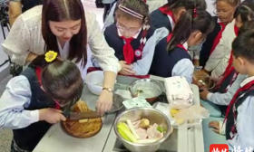 【视频】炸鸡翅、做蛋糕、包饺子、剥毛豆……淮安这所小学的劳动课堂真有趣