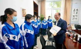 连续三年手写回信，北京第六十五中学校长与学生“纸上谈心”