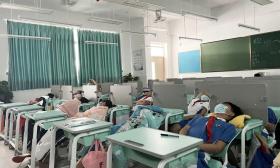 东阳教育局答复“改革课桌椅实现躺睡”建议：试点效果不如预期