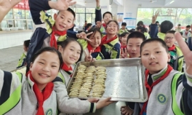 谏壁小学党建引领劳动实践 “我是小厨神”比赛包饺子