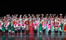 百余名北京、拉萨中小学生同台共舞，用舞蹈展现两地深情厚谊