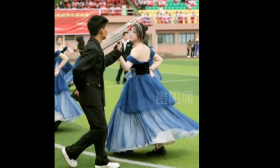 贵州一中学举行成人礼仪式，组织2000名学生盛装出席，在操场跳华尔兹
