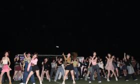 【视频】燃爆全场！盐城大学生自发组织草坪音乐节会欢送毕业生