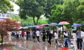 大雨中，22名老师给中考学生撑起“一片天”