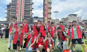 火爆的贵州“村超”现场，来自东南大学的他们增添“志愿红”