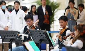 北航学子走进北京协和医院举办公益演出，用音乐疗愈患者