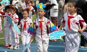 北京学校开启亲子趣味运动会，2700个家庭参与