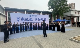 北京物资学院举办校园开放日，80所京内外高校为考生和家长答疑