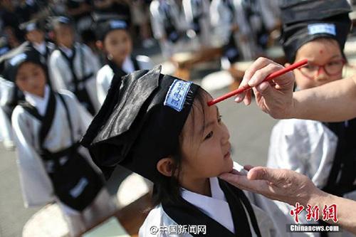 各地開學(xué)屢現(xiàn)仿古開筆禮被指并非中國傳統(tǒng)(圖)