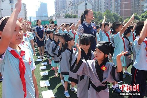 各地开学屡现仿古开笔礼被指并非中国传统(图)