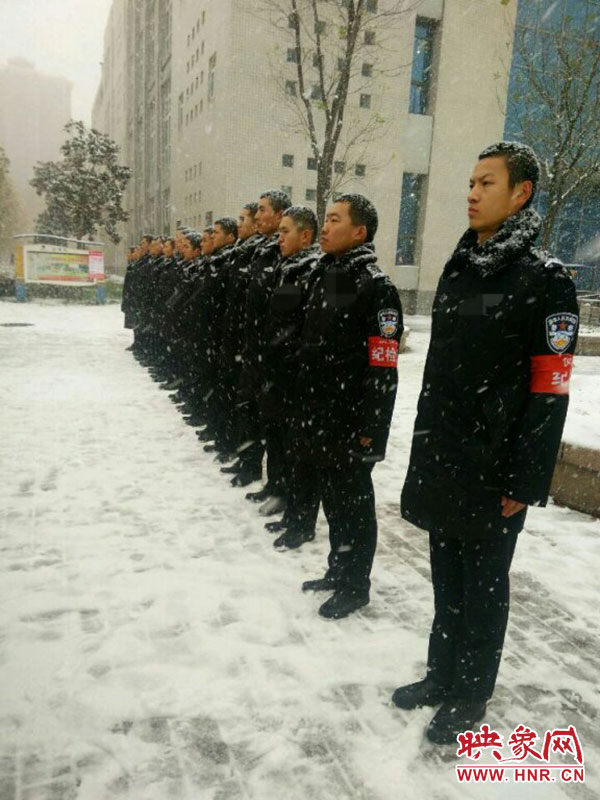 有网友告诉记者，这是他们学校里的一个传统，每年遇到下雪他们都会这样。也有网友表示好想找一个警察学院的男朋友。此外，河南中医药大学的同学表示，不愧是警察学院的，如果有头疼脑热了来找河中医。