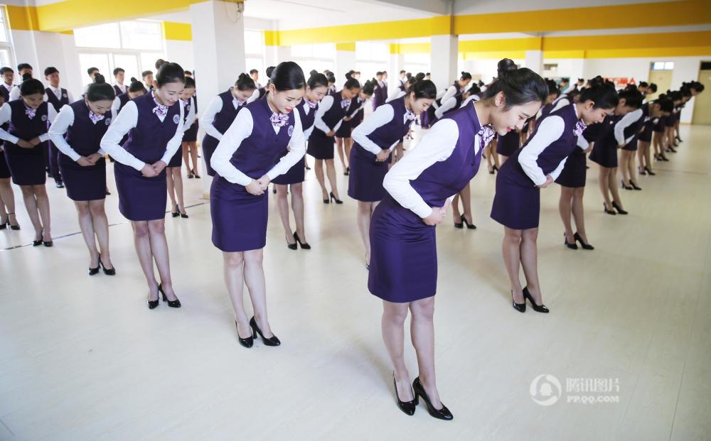 高中女生身穿制服练仪态 备战空乘艺考5.jpg