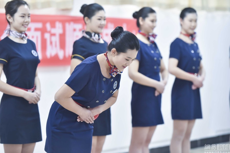 空乘面试官检查学生手心脚背-南京网络教育