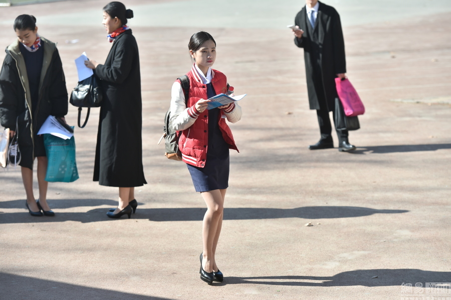 空乘面试官检查学生手心脚背-南京网络教育