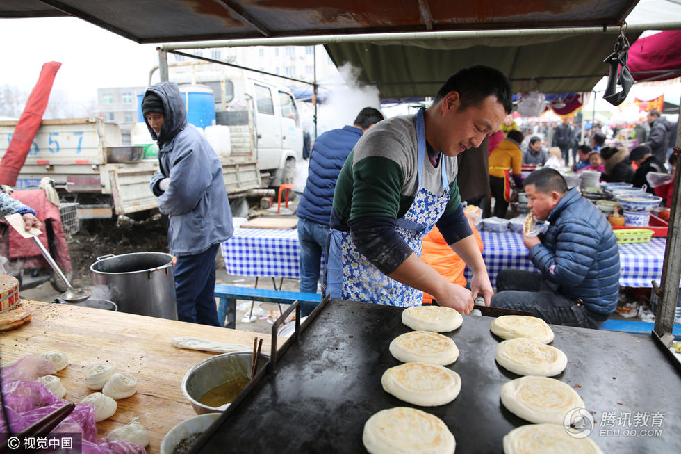 組圖：80后中學老師辭職賣肉夾饃 收入翻番1.jpg