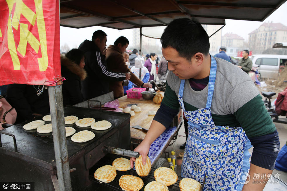 組圖：80后中學老師辭職賣肉夾饃 收入翻番2.jpg