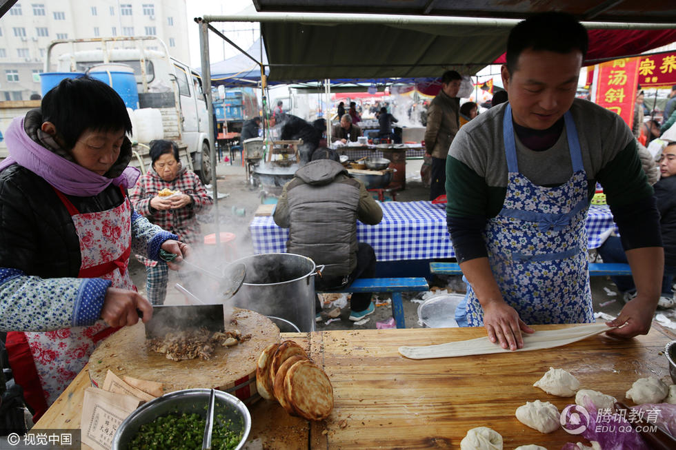 組圖：80后中學老師辭職賣肉夾饃 收入翻番.jpg