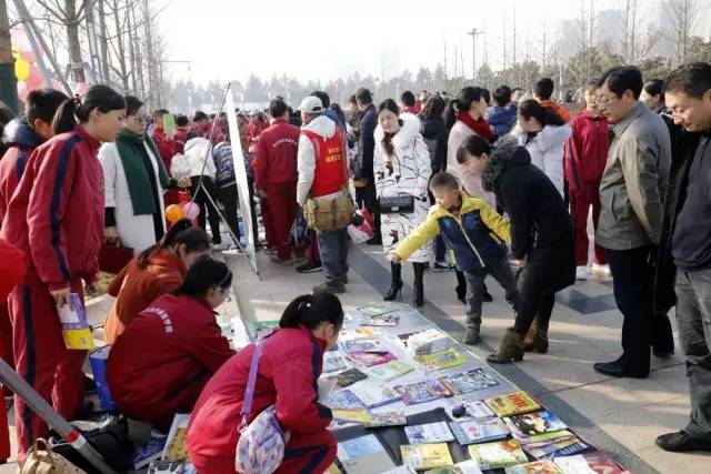 连云港外国语学校：学习雷锋 情暖三月 2.jpg