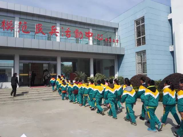 宝应曹甸小学：少年军校学员走进“二妹子”民兵班1.jpg