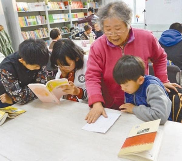 退休教师自办免费辅导班 学生都是农民工子女
