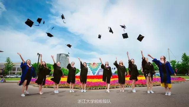 图为浙江大学啦啦操队毕业照。