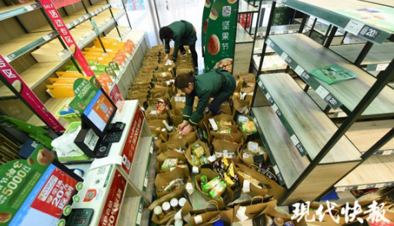 南京5所高校1小時搶空零食店！南師的妹子贏了