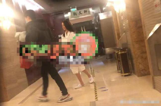 邢昭林與北電女學(xué)生酒店摟抱 女方上演浴袍誘惑