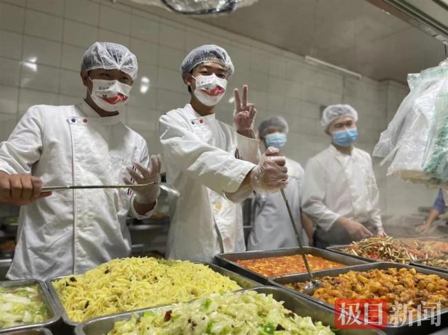 高校廚師因黃碼無法入校，烹飪專業學生緊急出動！